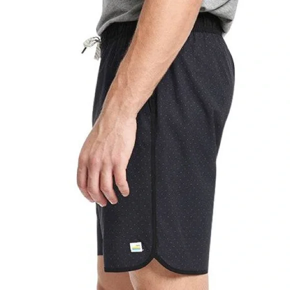 Vuori Mens 7” Banks Shorts size XL in Black Microdot - Picture 3 of 9